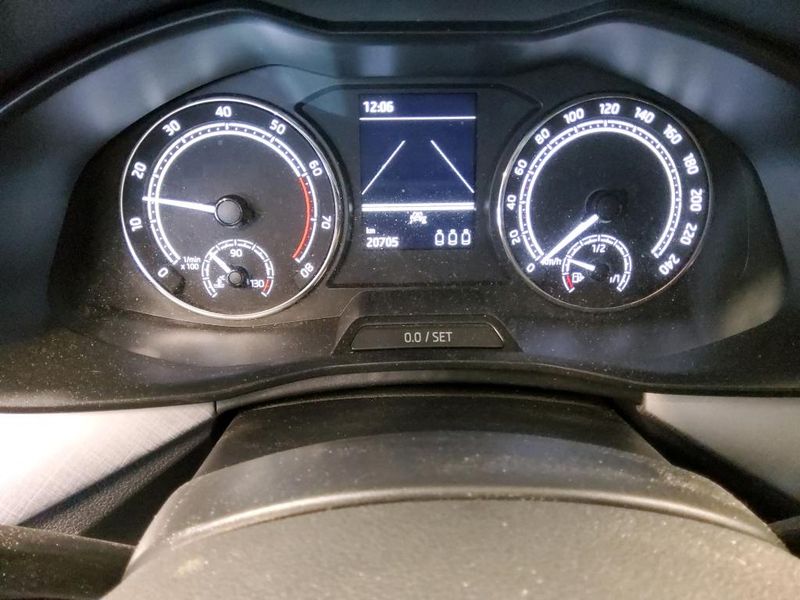 Skoda Kamiq 1.0 TSI Tour — zdjęcie 17