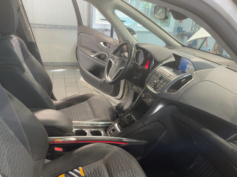 Opel Zafira Tourer 2.0 CDTI Innovation — zdjęcie 11