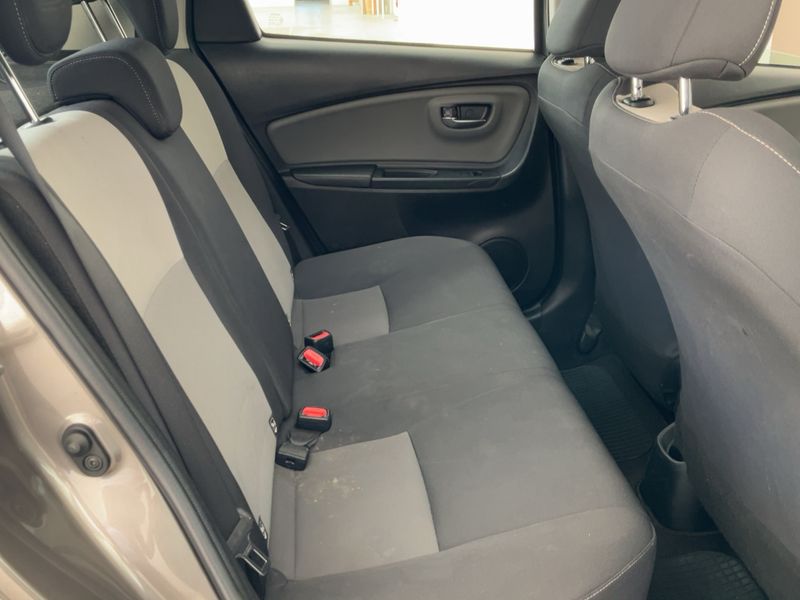 Toyota Yaris 1.0 VVT-i Active — zdjęcie 14