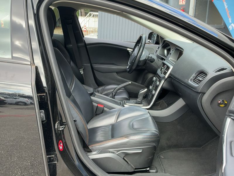 Volvo V40 Cross Country 1.6 D2 Momentum — zdjęcie 11