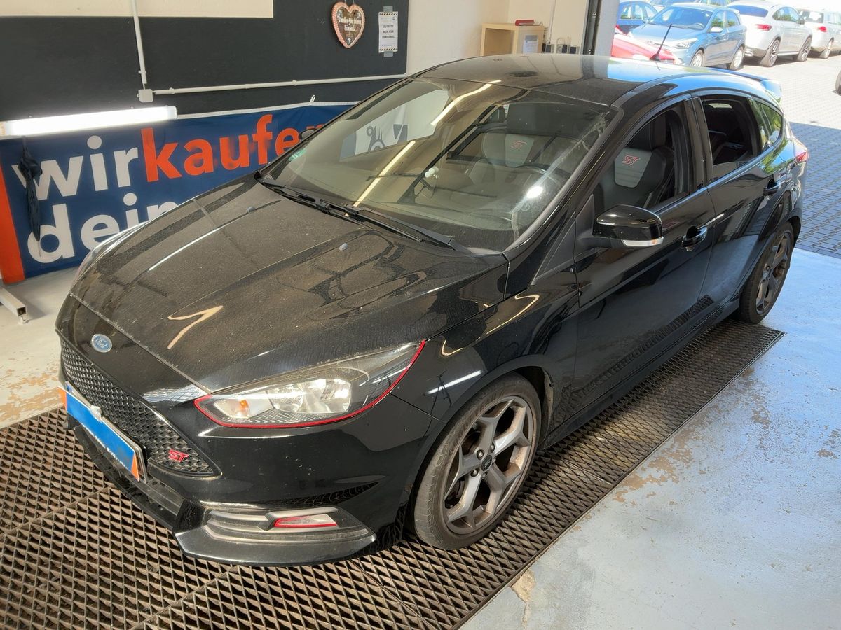 Ford Focus 2017 — photo 1