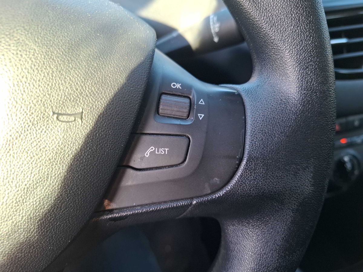 Peugeot 208 2015 — photo 92