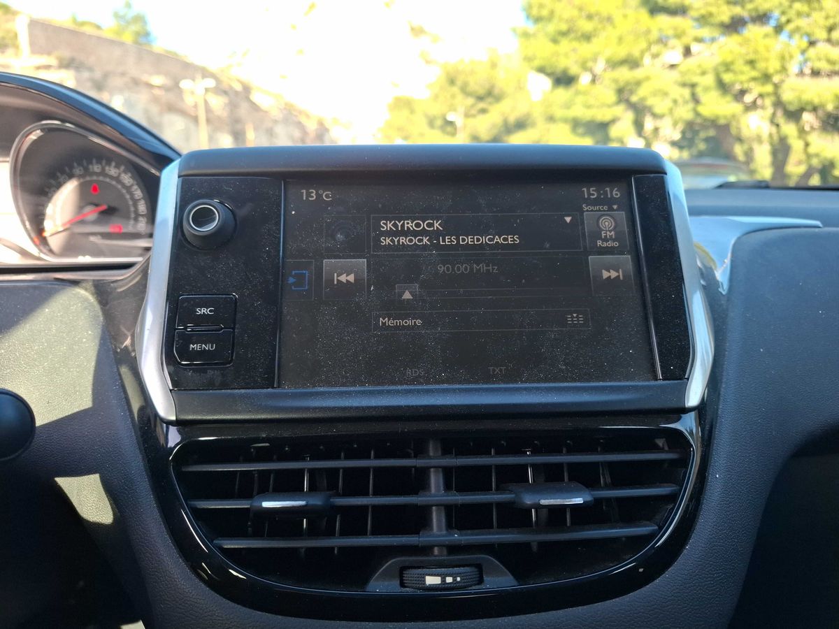 Peugeot 208 2015 — photo 93