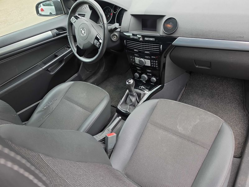 Opel Astra GTC 1.6 Innovation"110 Jahre" — zdjęcie 11