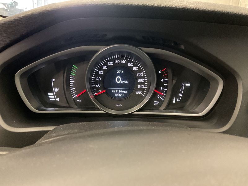 Volvo V40 2.0 D2 Kinetic — zdjęcie 13