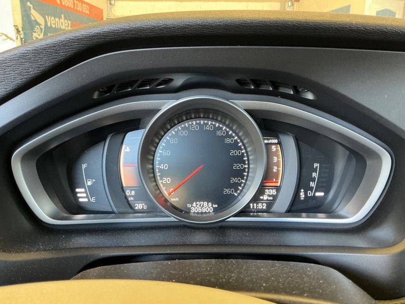 Volvo V40 Cross Country 2.0 D3 Momentum — zdjęcie 13