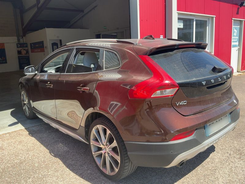 Volvo V40 Cross Country 2.0 D3 Momentum — zdjęcie 3