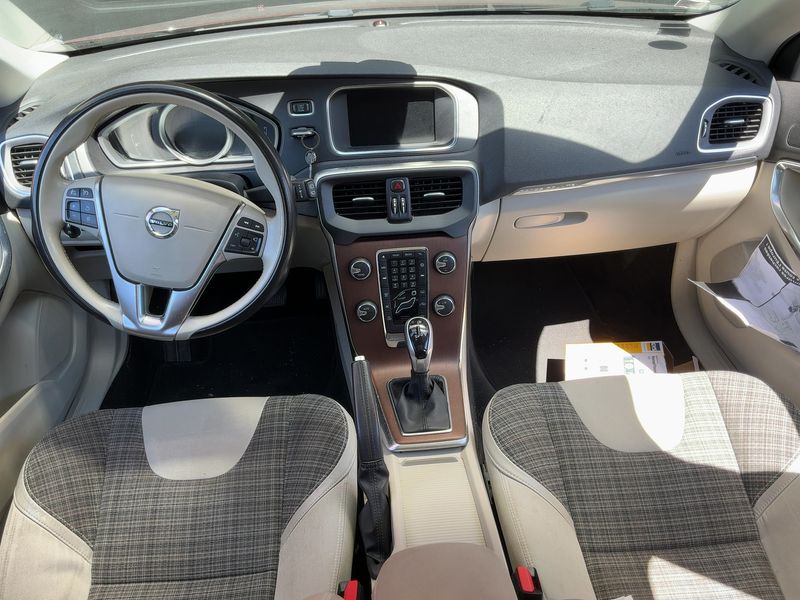 Volvo V40 Cross Country 2.0 D3 Momentum — zdjęcie 12