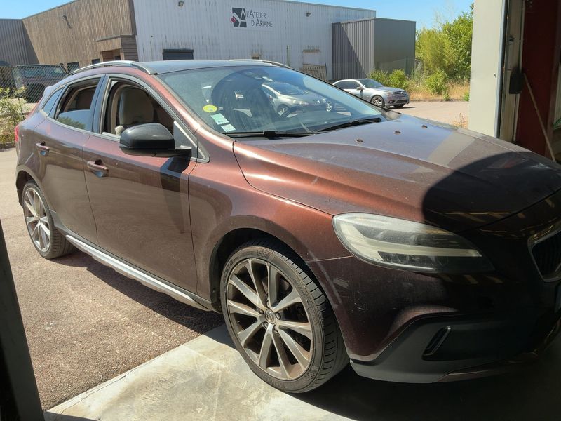 Volvo V40 Cross Country 2.0 D3 Momentum — zdjęcie 8