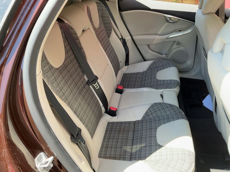 Volvo V40 Cross Country 2.0 D3 Momentum — zdjęcie 14