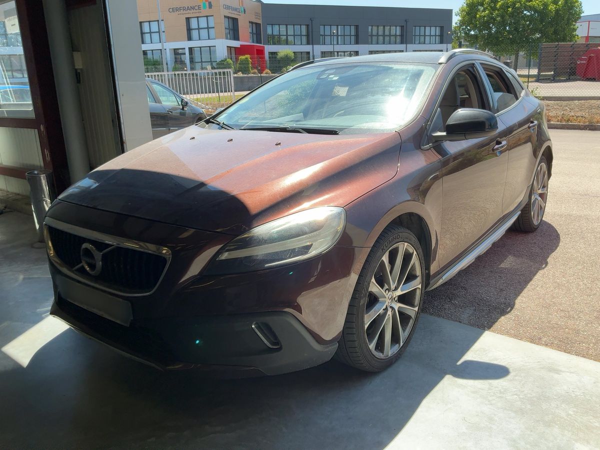 Volvo V40 2016 — photo 1