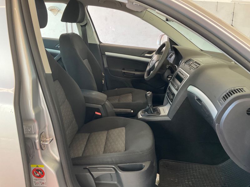 Skoda Octavia 1.6 TDI Ambiente 2009 – снимка 3