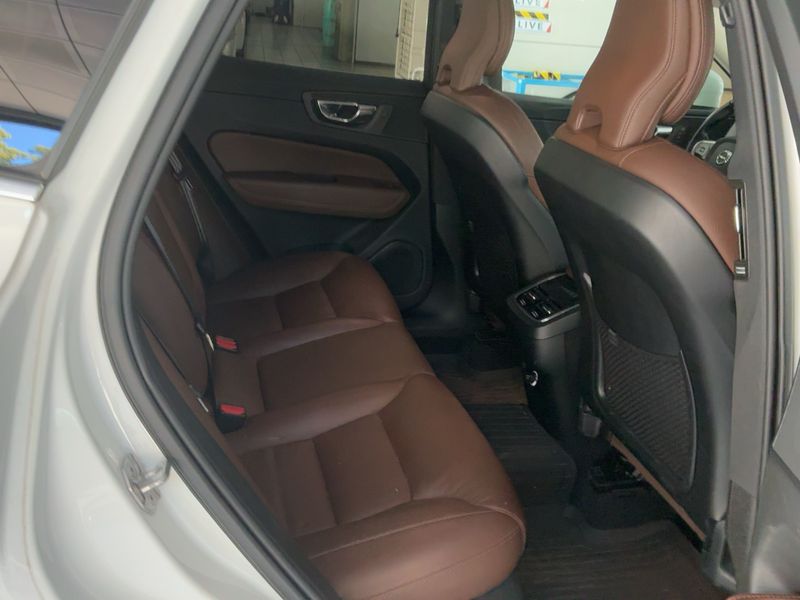 Volvo XC60 2.0 B4 Diesel Mild-Hybrid Inscription AWD — zdjęcie 14