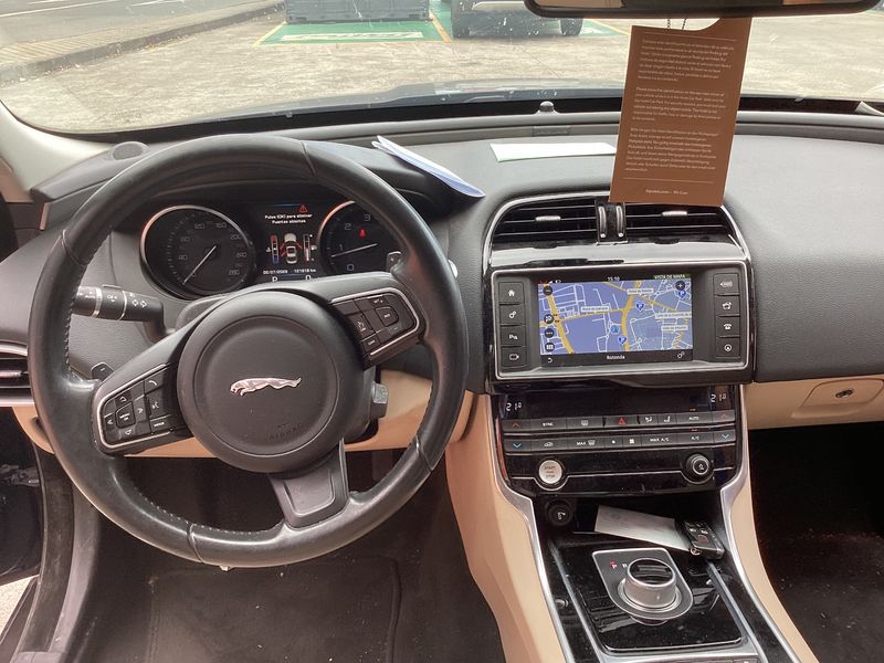 Jaguar XE 20d Prestige — zdjęcie 12