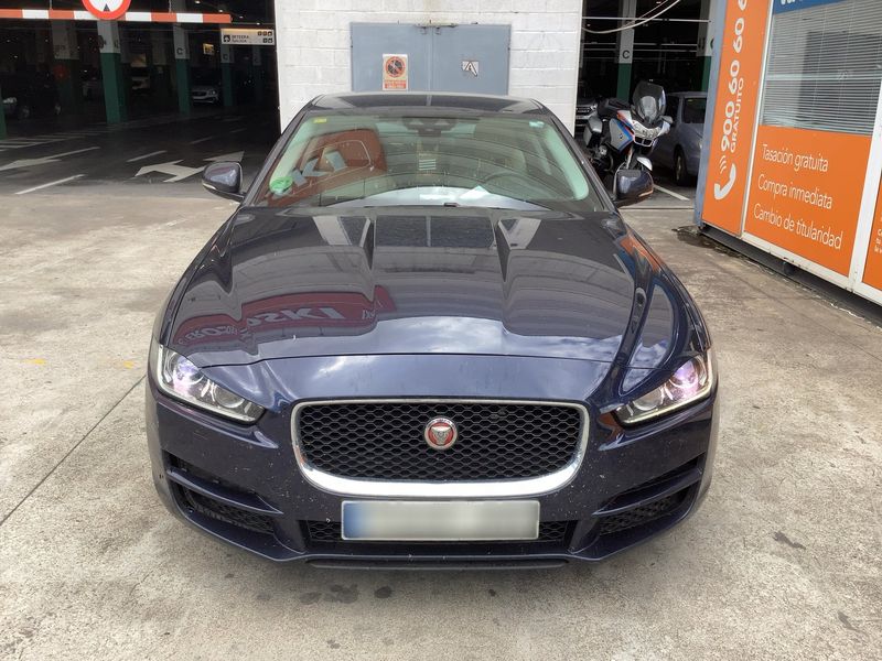 Jaguar XE 20d Prestige — zdjęcie 9