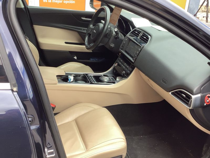 Jaguar XE 20d Prestige — zdjęcie 11