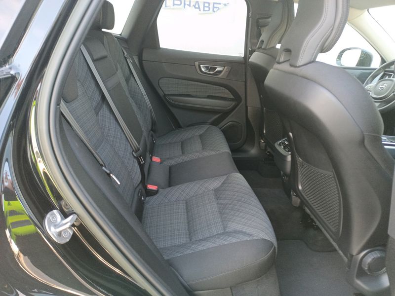 Volvo XC60 2.0 B4 Mild-Hybrid Momentum Pro 2WD — zdjęcie 12