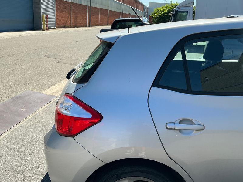 Toyota Auris 1.8 Hybrid Life 2011 – снимка 22