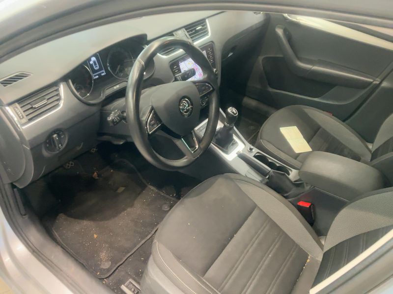 Skoda Octavia 1.6 TDI Ambition — zdjęcie 12
