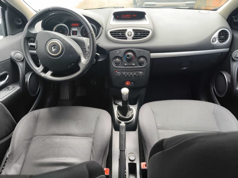 Renault Clio 1.4 Emotion — zdjęcie 11