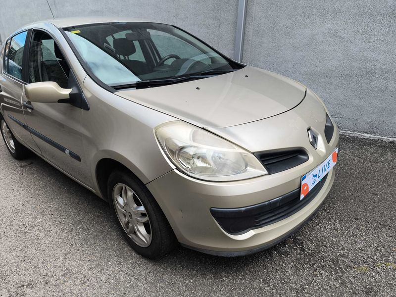Renault Clio 1.4 Emotion — zdjęcie 6