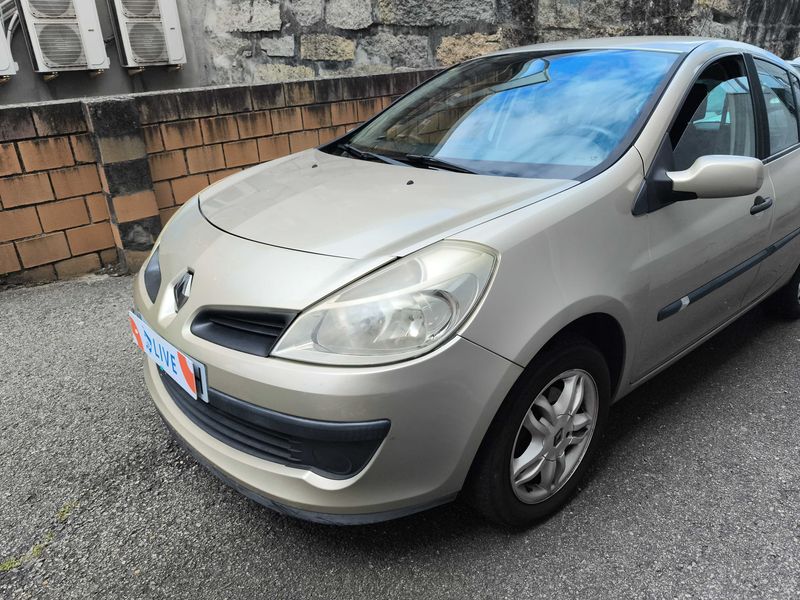 Renault Clio 1.4 Emotion — zdjęcie 2