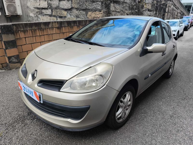 Renault Clio 1.4 Emotion — zdjęcie 1