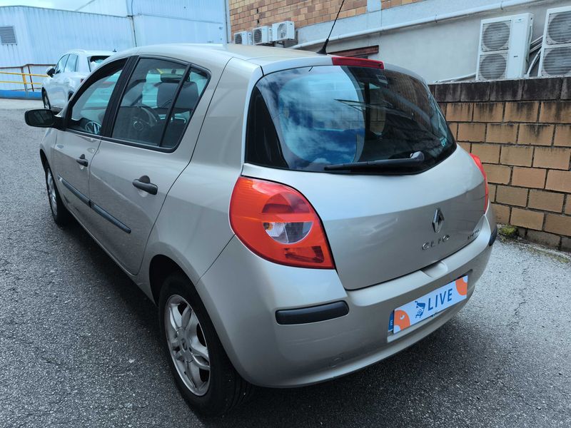 Renault Clio 1.4 Emotion — zdjęcie 3