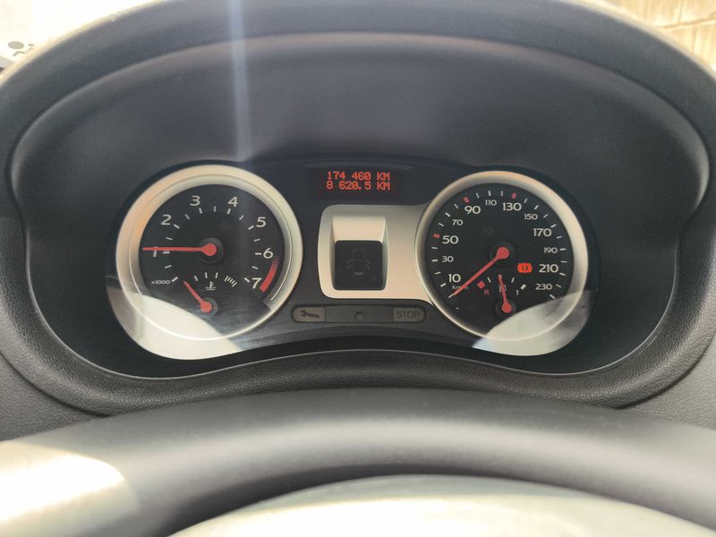 Renault Clio 1.4 Emotion — zdjęcie 12