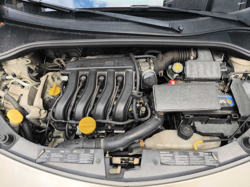 Renault Clio 1.4 Emotion — zdjęcie 8