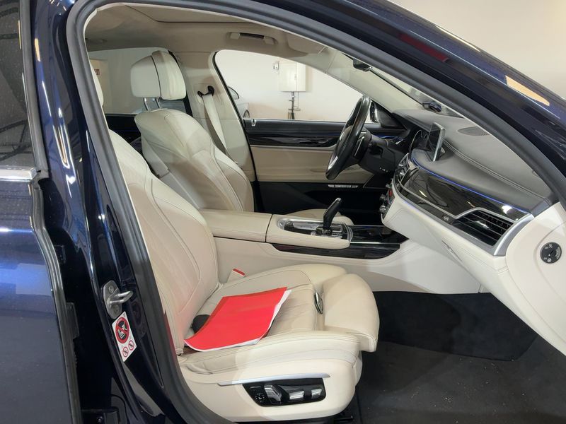 BMW 7er 750i xDrive 2016 – снимка 17