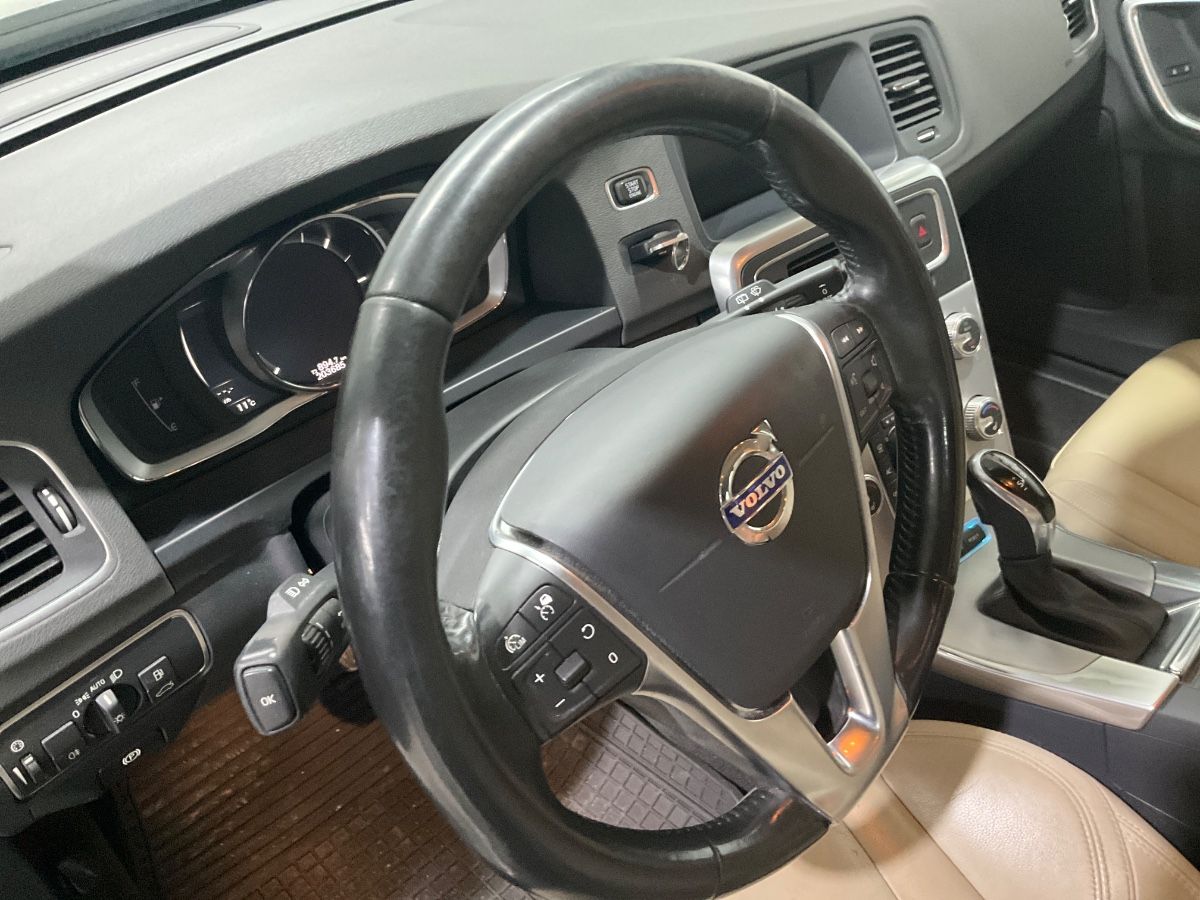 Volvo V60 2018 — photo 32