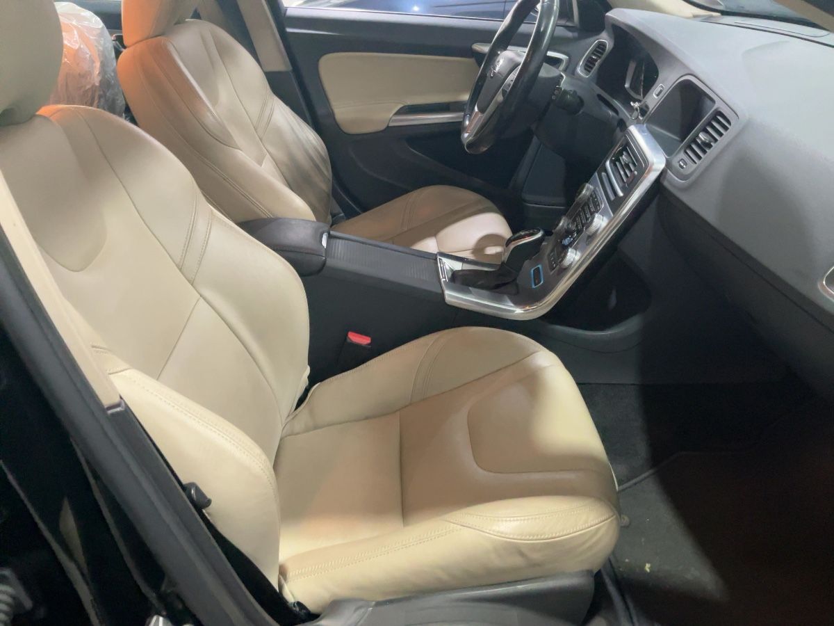 Volvo V60 2018 — photo 18