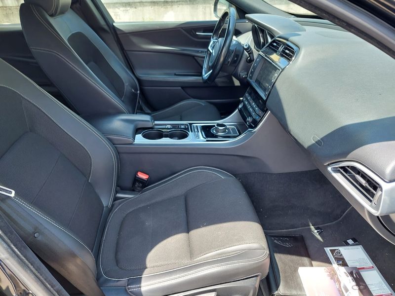 Jaguar XE 20d R-Sport AWD — zdjęcie 10