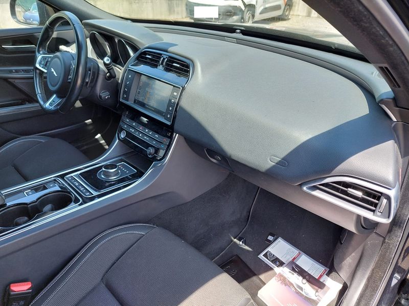 Jaguar XE 20d R-Sport AWD — zdjęcie 11