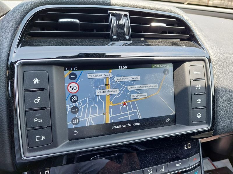 Jaguar XE 20d R-Sport AWD — zdjęcie 13