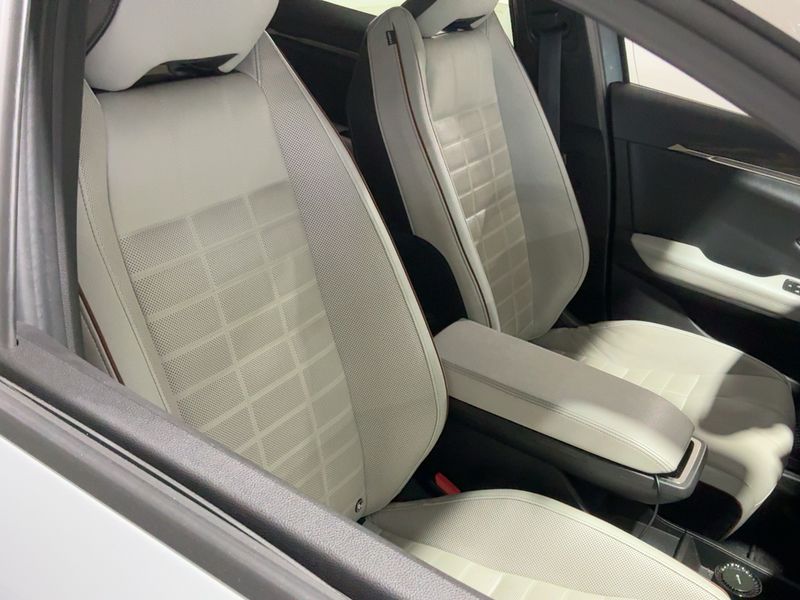 Renault Megane E-Tech EV60 Iconic — zdjęcie 11