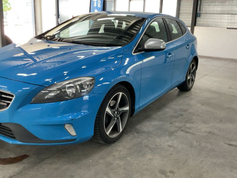 Volvo V40 1.6 D2 R-Design — zdjęcie 2