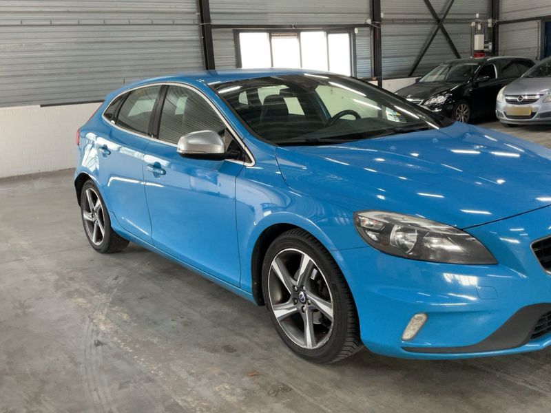 Volvo V40 1.6 D2 R-Design — zdjęcie 8