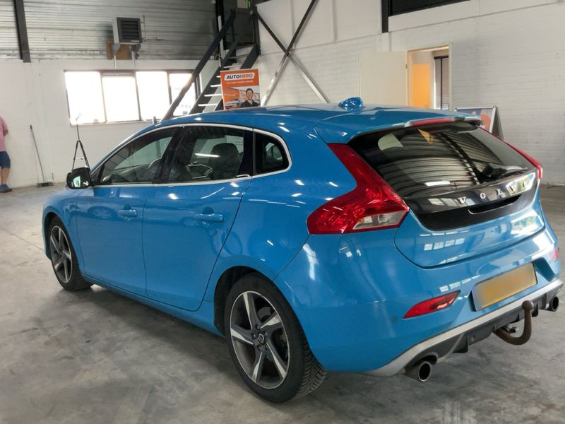 Volvo V40 1.6 D2 R-Design — zdjęcie 3
