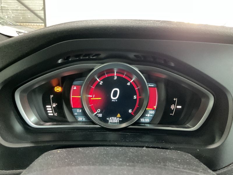Volvo V40 1.6 D2 R-Design — zdjęcie 13