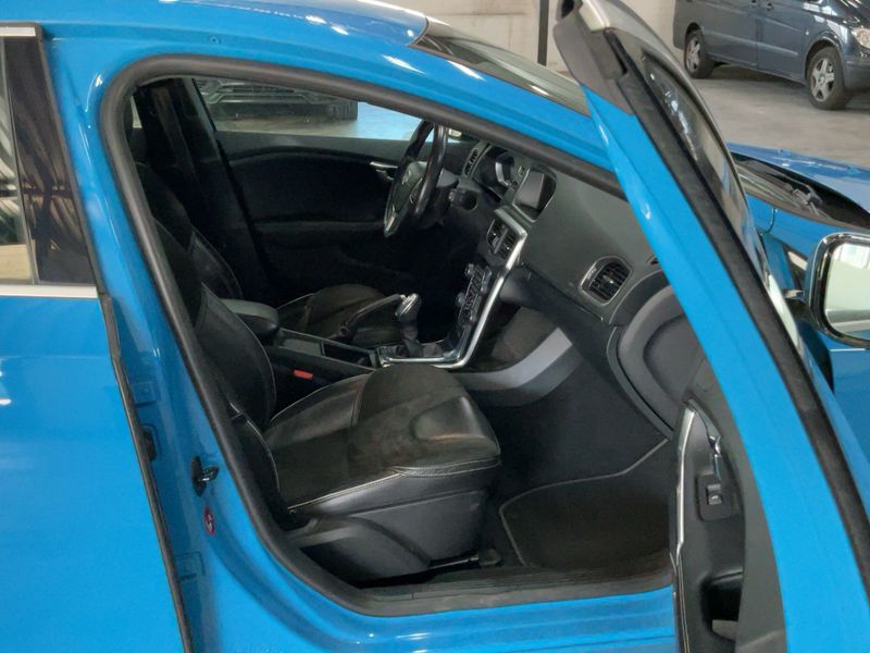Volvo V40 1.6 D2 R-Design — zdjęcie 11