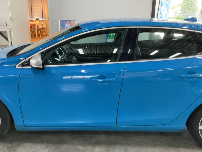 Volvo V40 1.6 D2 R-Design — zdjęcie 4