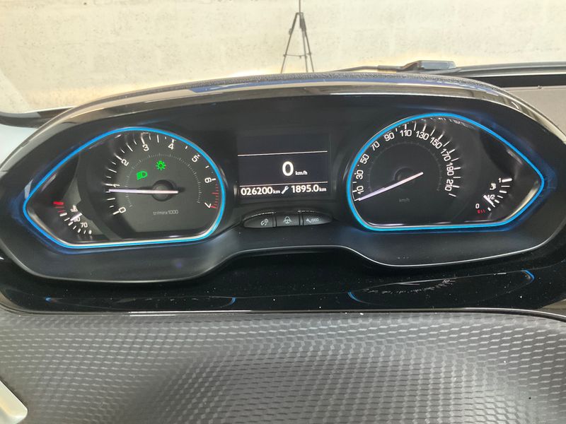 Peugeot 2008 1.2 PureTech Allure — zdjęcie 13