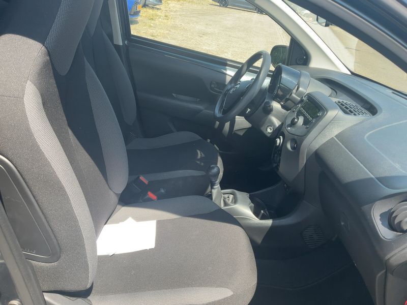 Toyota Aygo 1.0 X — zdjęcie 11