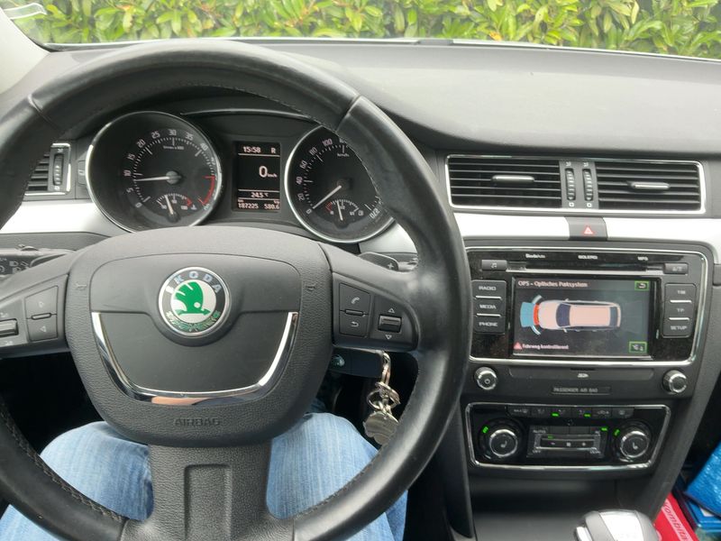 Skoda Superb 2.0 TDI Elegance — zdjęcie 12