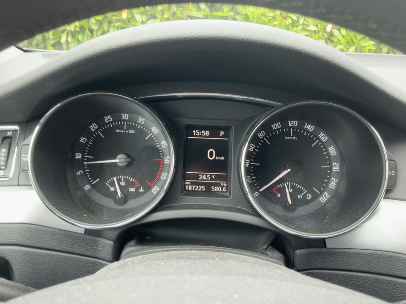 Skoda Superb 2.0 TDI Elegance — zdjęcie 13