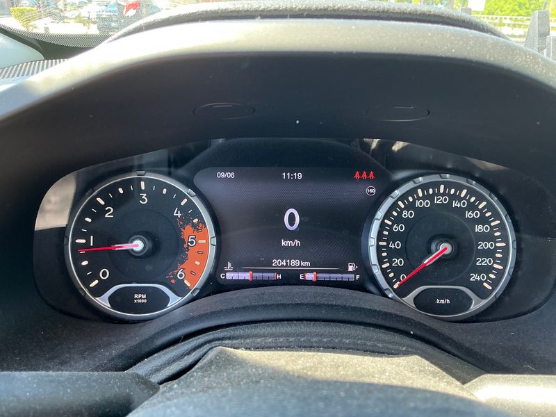 Jeep Renegade 1.6 M-Jet Limited FWD — zdjęcie 13