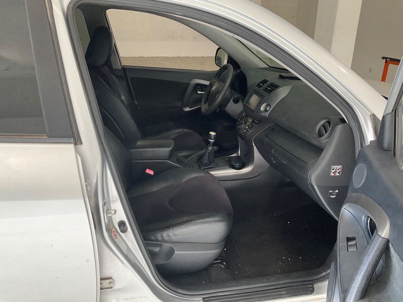Toyota RAV 4 2.2 D-4D Lounge — zdjęcie 11