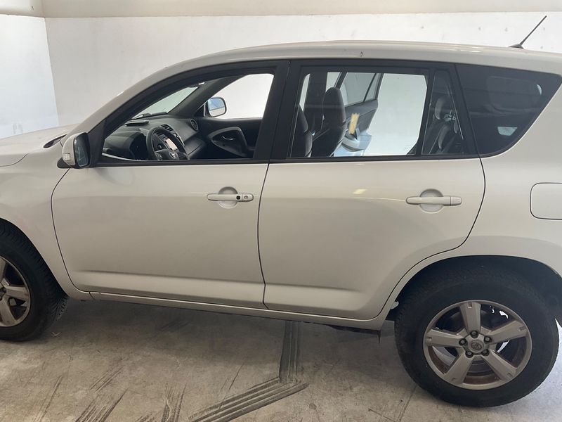 Toyota RAV 4 2.2 D-4D Lounge — zdjęcie 4